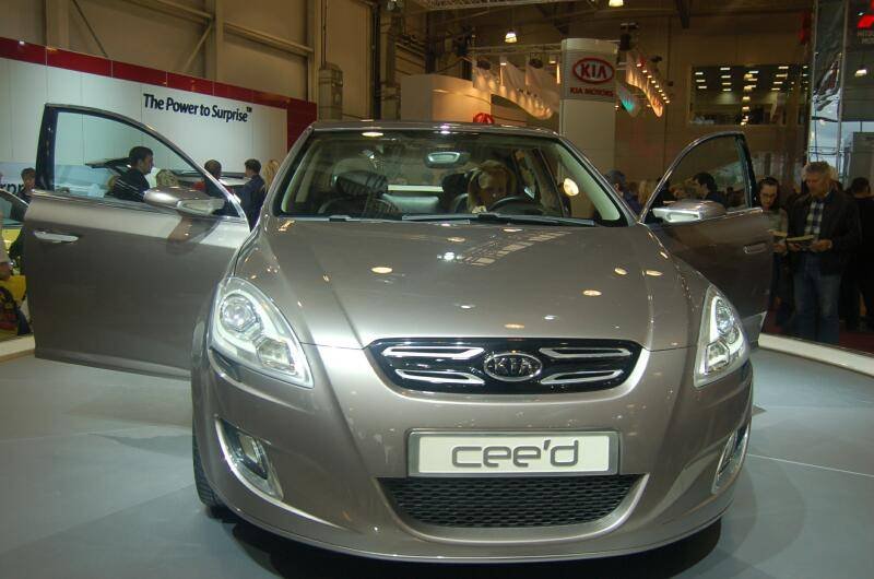 Моторшоу-2006: серебристый Kia Cee'd на стенде с открытыми дверями