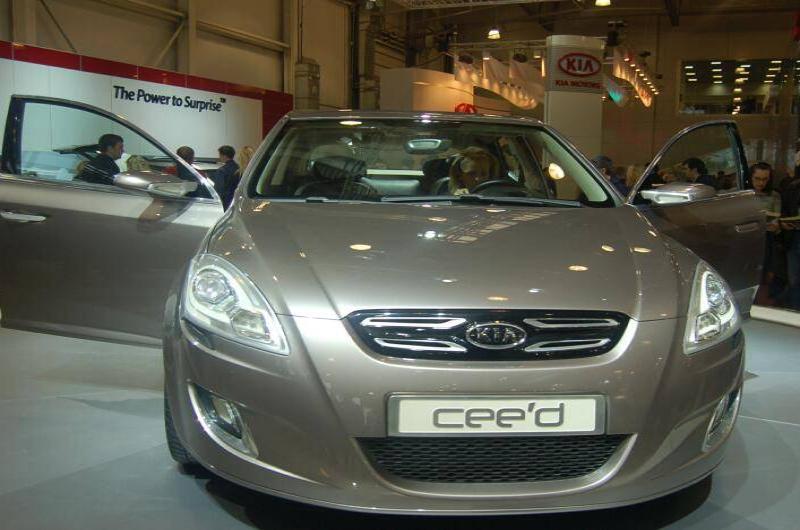 Моторшоу-2006: серебристый Kia Cee'd на стенде с открытыми дверями