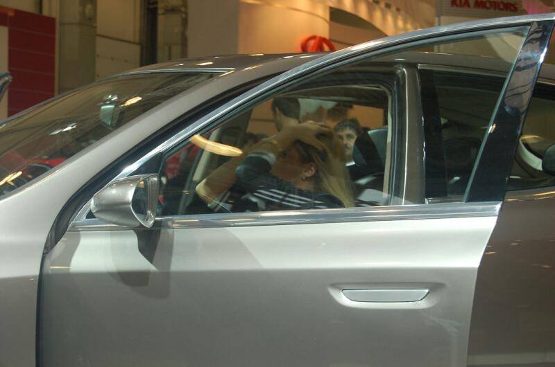 Моторшоу 2006: серебристый седан на фоне вывески KIA MOTORS