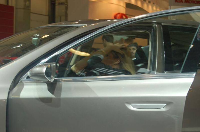 Моторшоу 2006: серебристый седан на фоне вывески KIA MOTORS