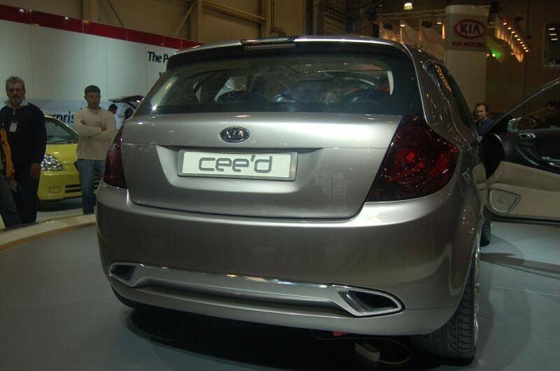 Моторшоу-2006: серебристый Kia Cee'd на экспозиции в Москве