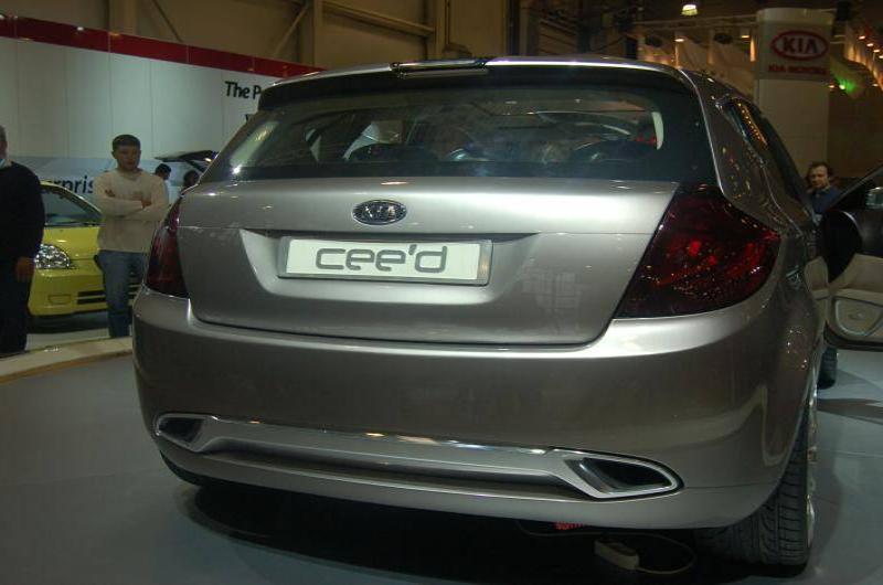 Моторшоу-2006: серебристый Kia Cee'd на экспозиции в Москве