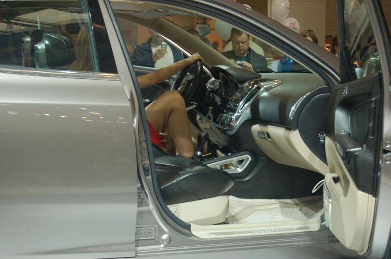 Motorshow 2006, Москва: серебристый седан с открытыми дверями