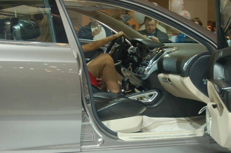 Motorshow 2006, Москва: серебристый седан с открытыми дверями