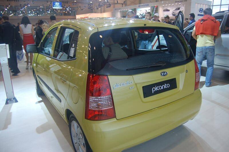 Моторшоу-2006: желтый Kia Picanto ex на выставке в России