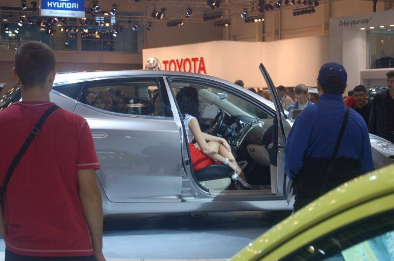 Motorshow 2006, Москва: серебристый седан с открытыми дверями и моделью в красном