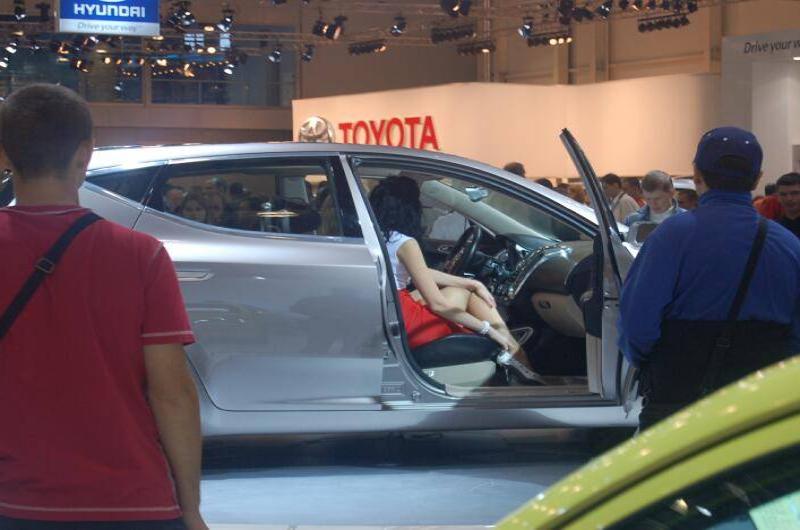 Motorshow 2006, Москва: серебристый седан с открытыми дверями и моделью в красном