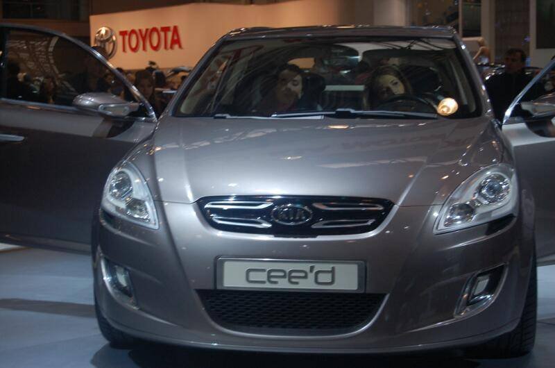 Моторшоу-2006: серебристый Kia Cee'd на стенде с Toyota