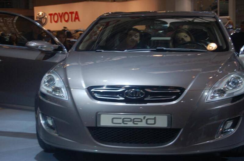 Моторшоу-2006: серебристый Kia Cee'd на стенде с Toyota