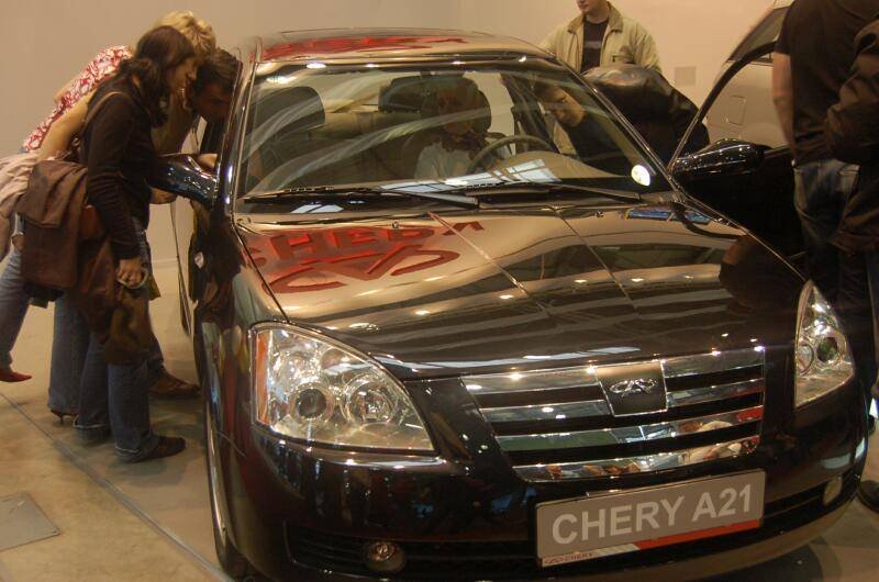Motorshow 2006: черный Chery A21 на стенде с открытым капотом