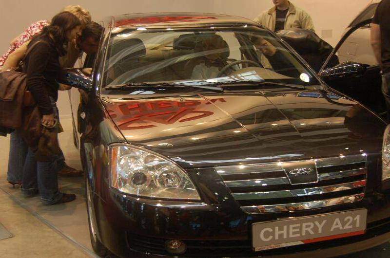 Motorshow 2006: черный Chery A21 на стенде с открытым капотом