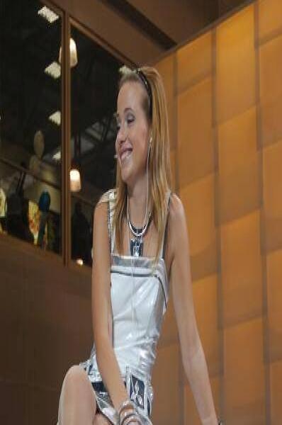 Motorshow 2006, Москва: девушка на капоте серебристого автомобиля