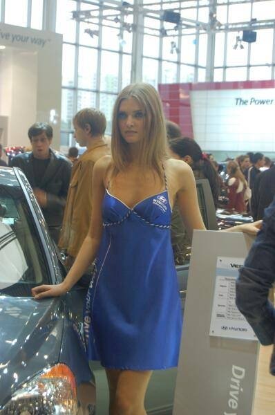 Московский моторшоу 2006: модель в синем платье у Hyundai