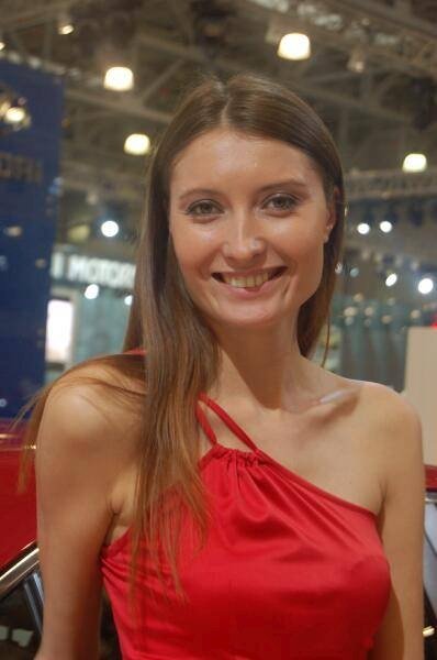 Motorshow 2006, Москва: женщина в красном на фоне выставочного зала