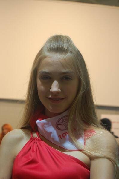 Motorshow 2006, Москва: девушка в красном с шарфом Toyota