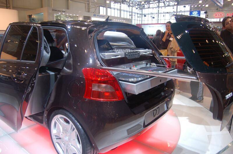 Motorshow 2006: чёрный хэтчбек с DJ-оборудованием в багажнике