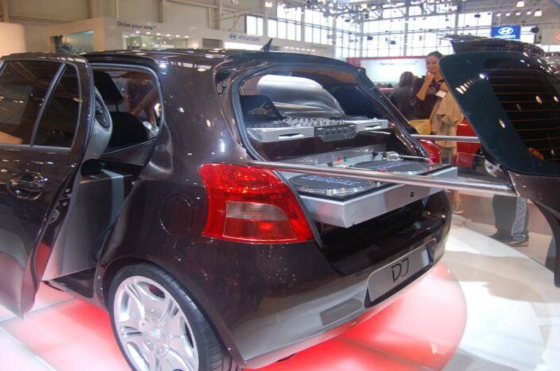 Motorshow 2006: чёрный хэтчбек с DJ-оборудованием в багажнике