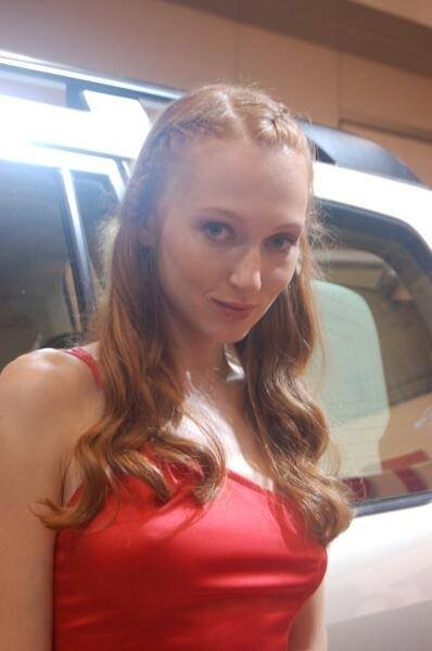 Motorshow 2006, Москва: женщина в красном у белого внедорожника