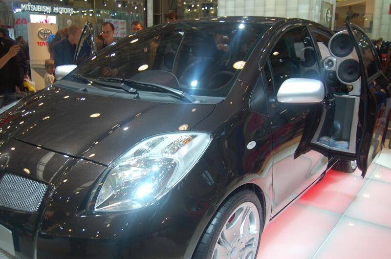 Motorshow 2006: чёрный Toyota Yaris с аудиосистемой на выставке в Москве