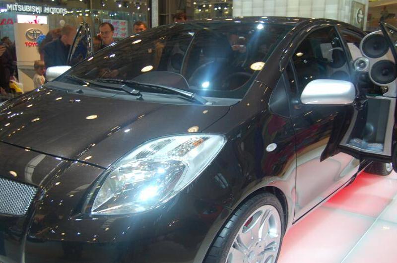 Motorshow 2006: чёрный Toyota Yaris с аудиосистемой на выставке в Москве