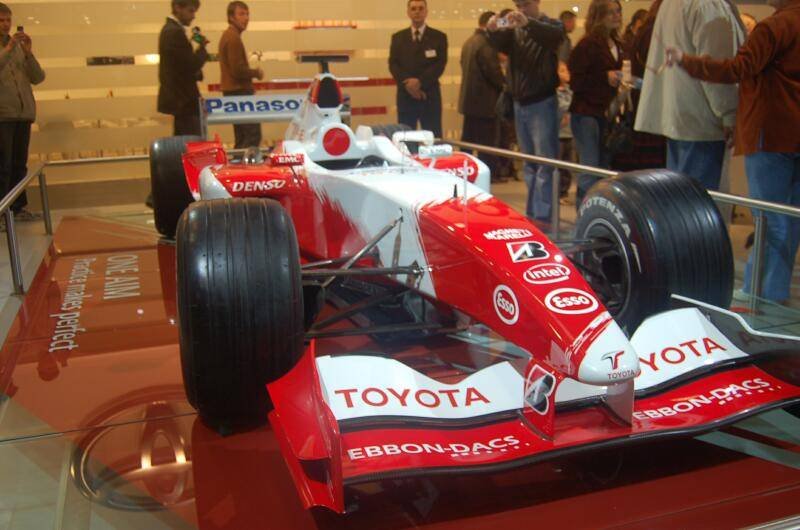 Motorshow 2006: Toyota F1-автомобиль в стеклянной витрине