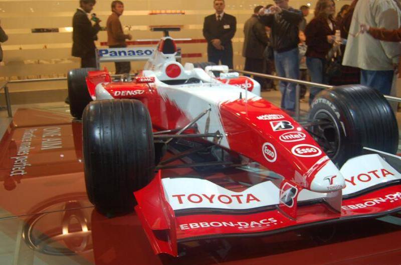 Motorshow 2006: Toyota F1-автомобиль в стеклянной витрине
