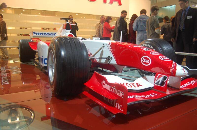 Формула-1 2006 года с логотипами Panasonic, Esso, Toyota и BMC Software на выставке