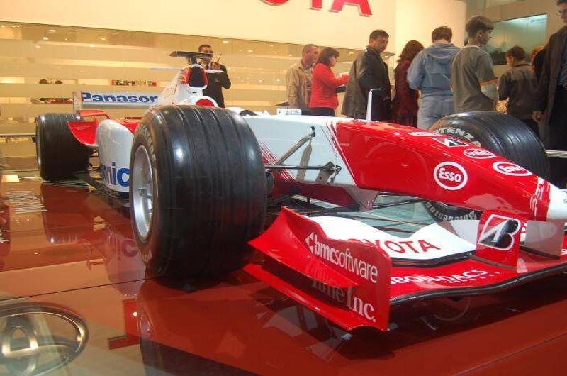 Формула-1 2006 года с логотипами Panasonic, Esso, Toyota и BMC Software на выставке