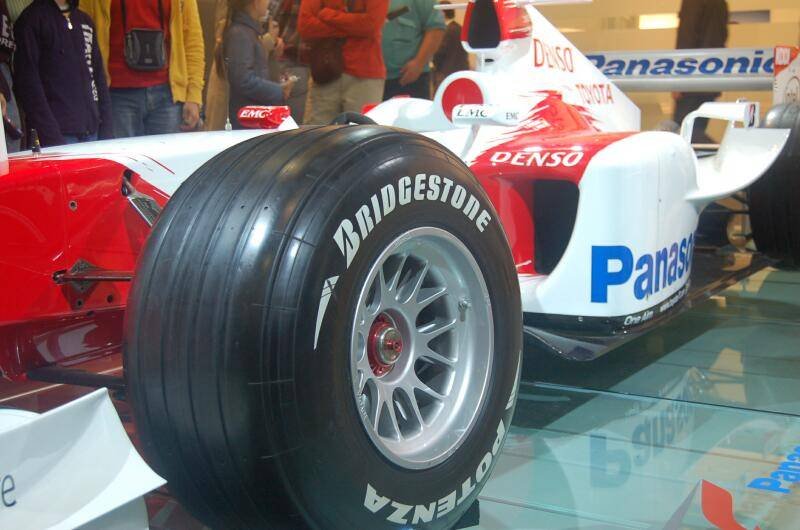 Motorshow 2006: красно-белый гоночный болид с Bridgestone
