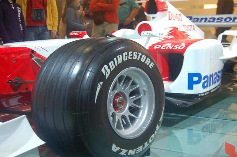 Motorshow 2006: красно-белый гоночный болид с Bridgestone