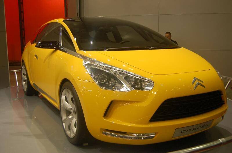 Жёлтый концепт-кар Citroën на выставке