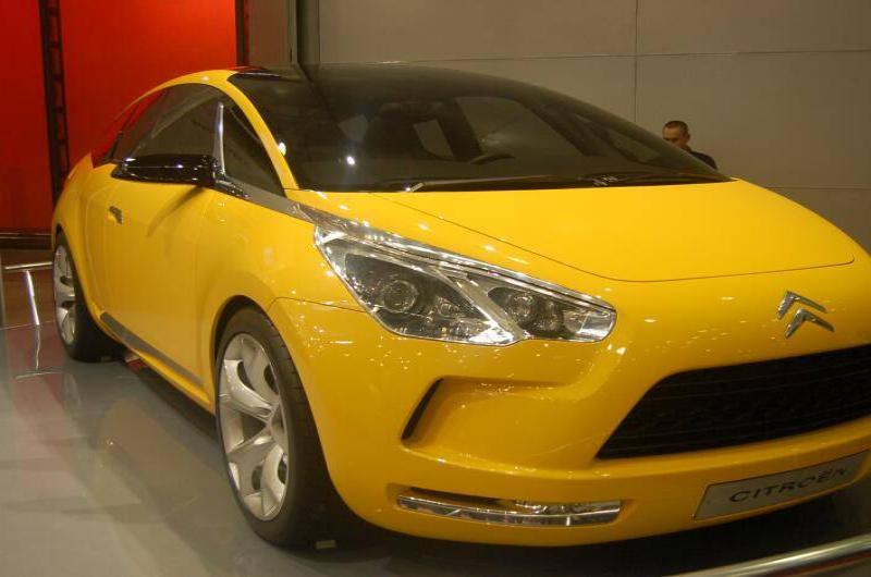Жёлтый концепт-кар Citroën на выставке