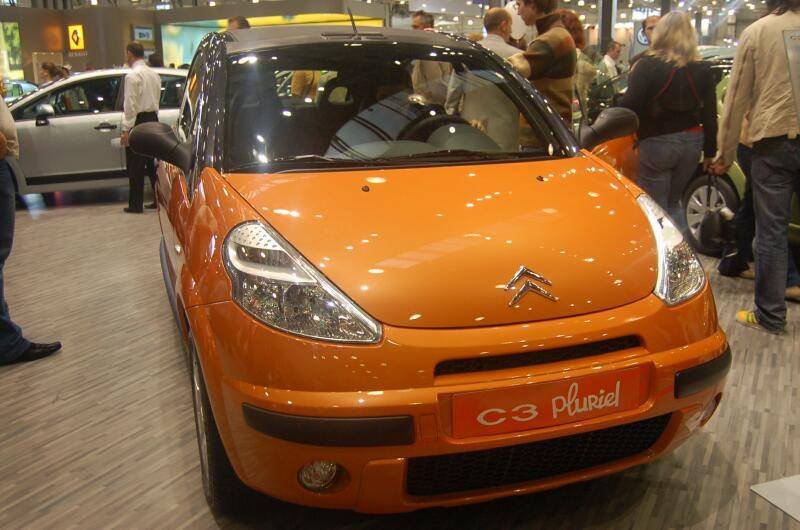 Motorshow 2006: оранжевый Citroën C3 Pluriel на выставке в России