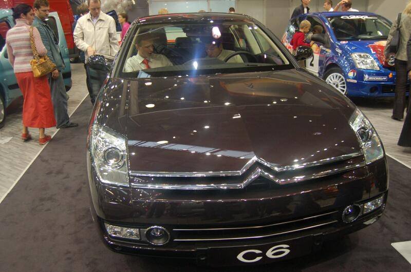 Моторшоу-2006: темно-бордовый Citroën C6 на подиуме