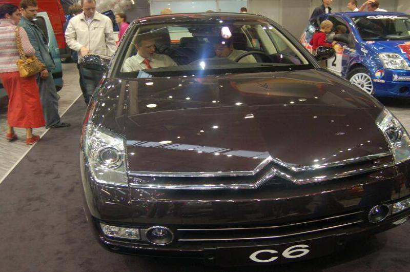 Моторшоу-2006: темно-бордовый Citroën C6 на подиуме
