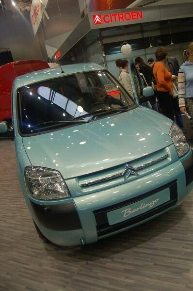 Моторшоу-2006: голубой Citroën Berlingo на стенде бренда