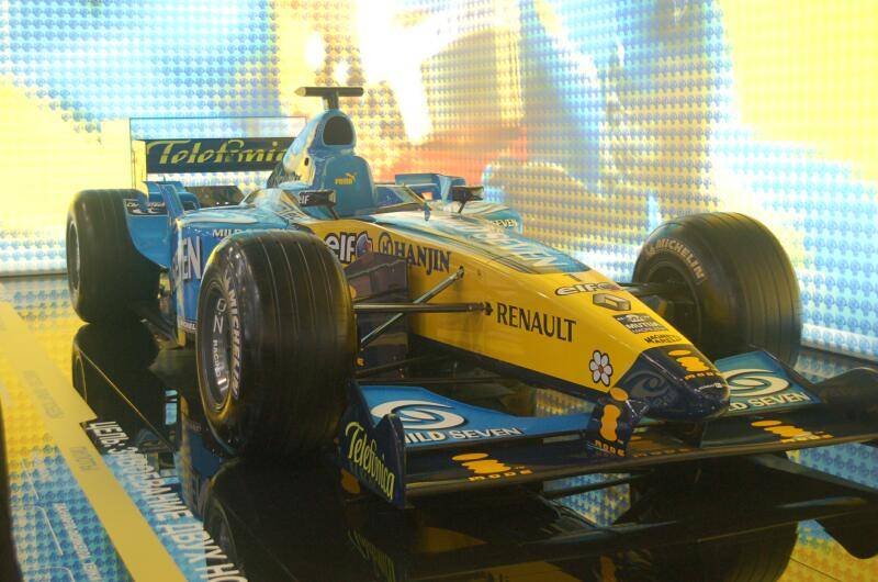Motorshow 2006: Renault F1-2000 в зале с пиксельным фоном