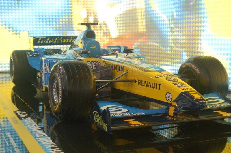 Motorshow 2006: Renault F1-2000 в зале с пиксельным фоном