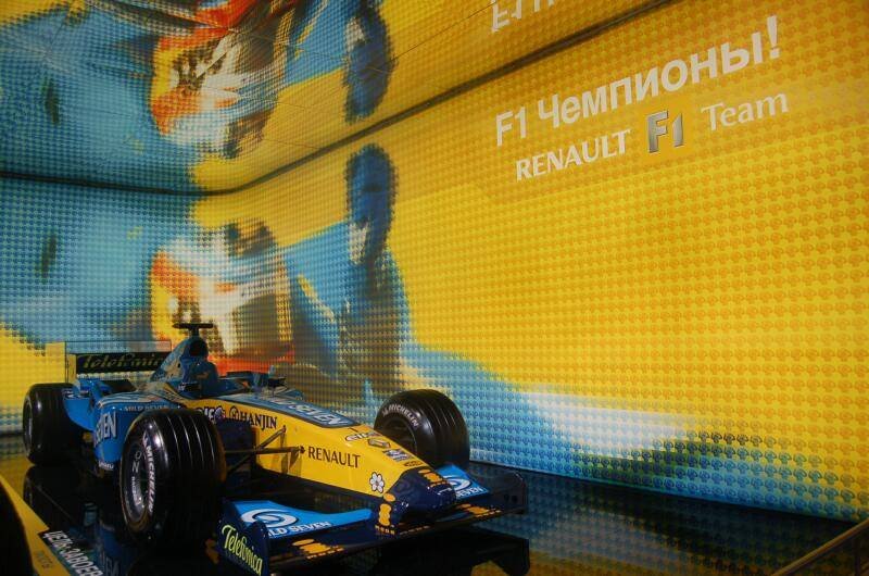 Motorshow 2006: модель Renault F1 Team в ярком интерьере с надписью «F1 Чемпионы!»