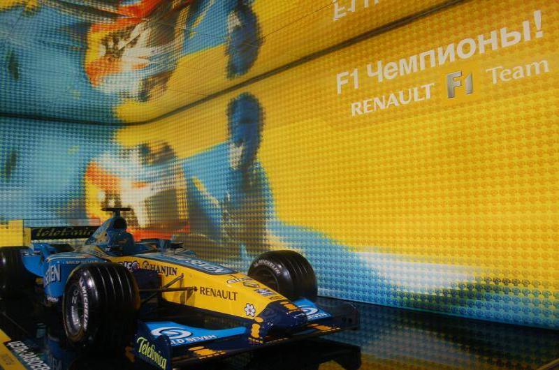Motorshow 2006: модель Renault F1 Team в ярком интерьере с надписью «F1 Чемпионы!»
