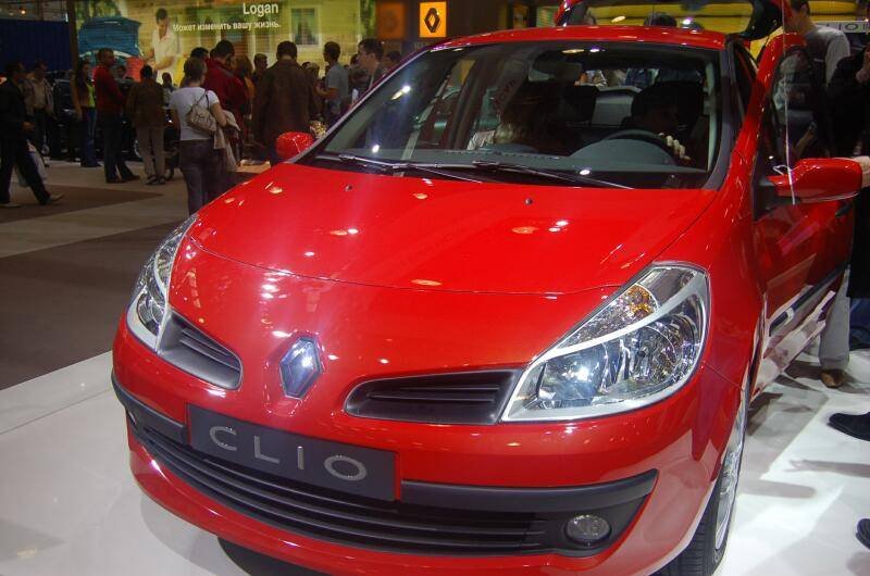 Моторшоу-2006: красный Renault Clio на выставке в Москве
