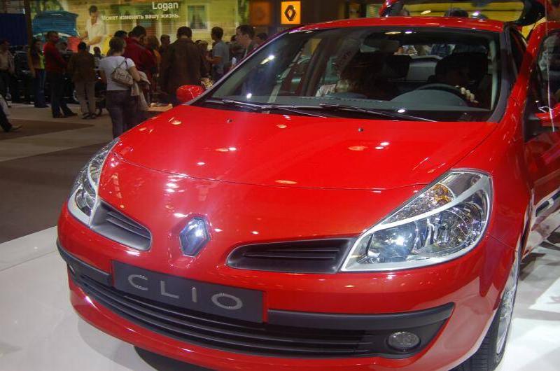 Моторшоу-2006: красный Renault Clio на выставке в Москве