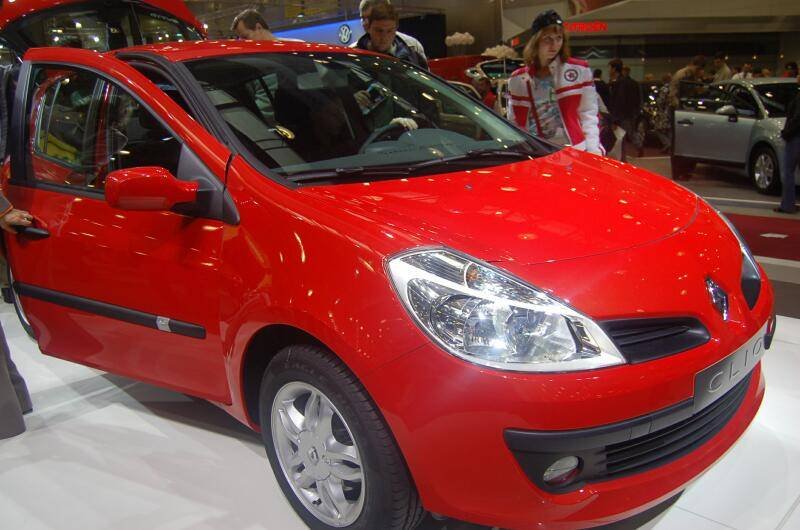 Моторшоу-2006: красный Renault Clio на стенде в Москве