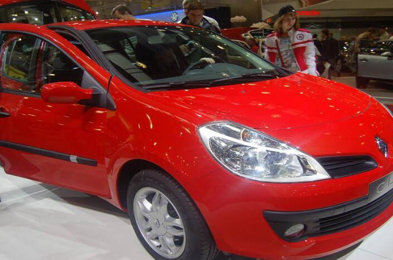 Моторшоу-2006: красный Renault Clio на стенде в Москве