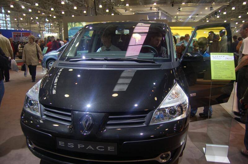 Моторшоу-2006: чёрный Renault Espace на стенде с открытой дверью