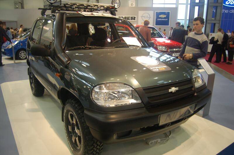 Motorshow 2006: чёрный Niva с рифлёными колёсами и багажником на крыше
