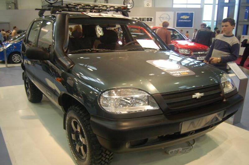 Motorshow 2006: чёрный Niva с рифлёными колёсами и багажником на крыше