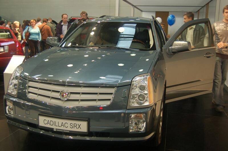 Моторшоу 2006: серый Cadillac SRX на стойке в зале выставки