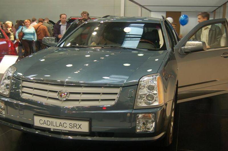 Моторшоу 2006: серый Cadillac SRX на стойке в зале выставки