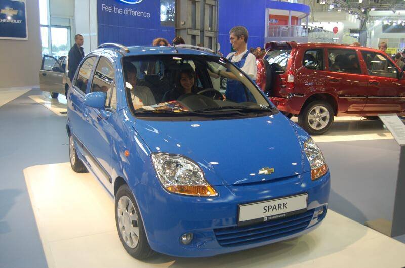 Моторшоу-2006, Москва: синий Chevrolet Spark на подиуме